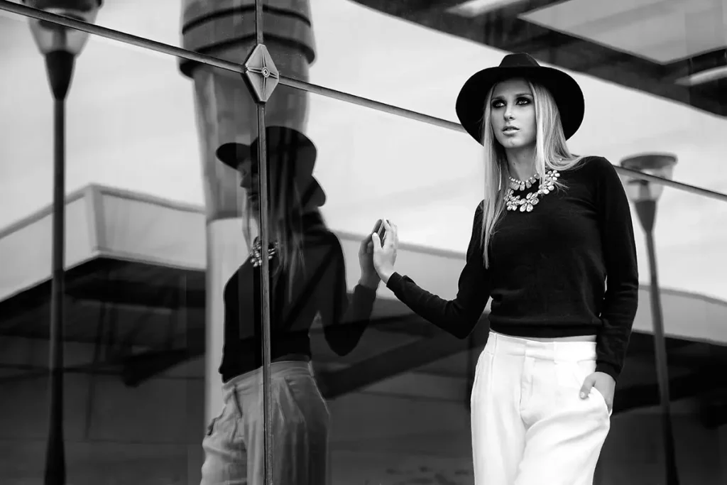 Fotografia profesional blanco negro modelo femenina sombrero negro fondo espejos
