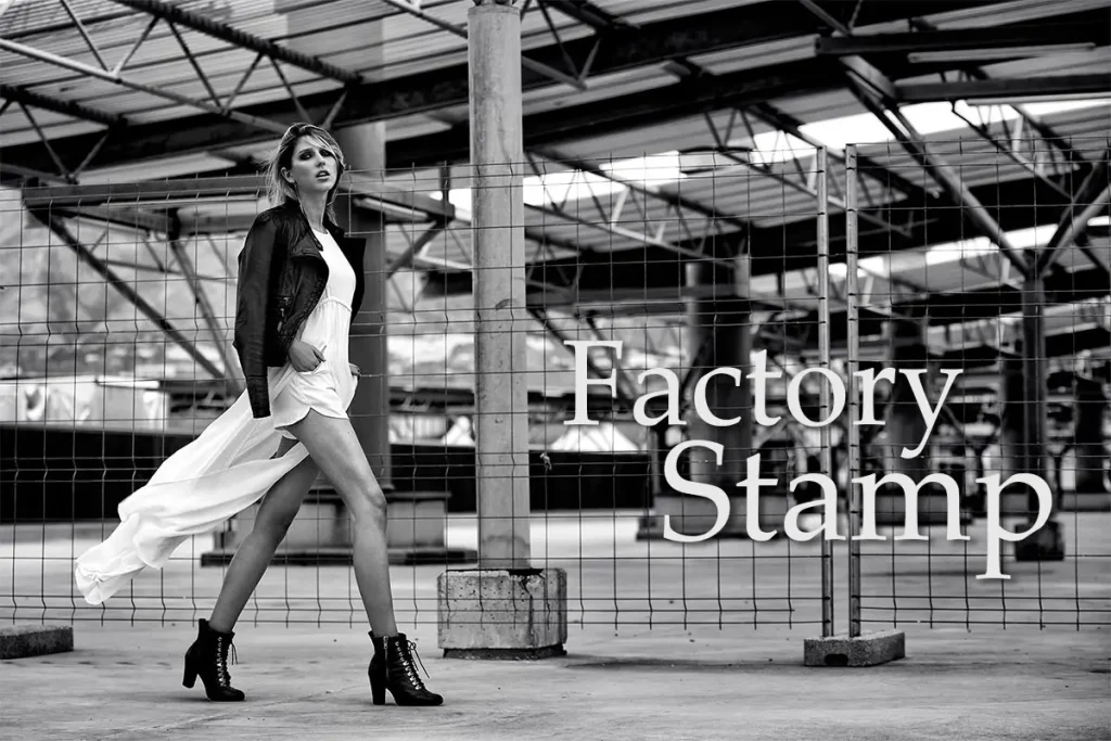 Fotografia profesional modelo femenina rubia blaco negro paseando fabrica