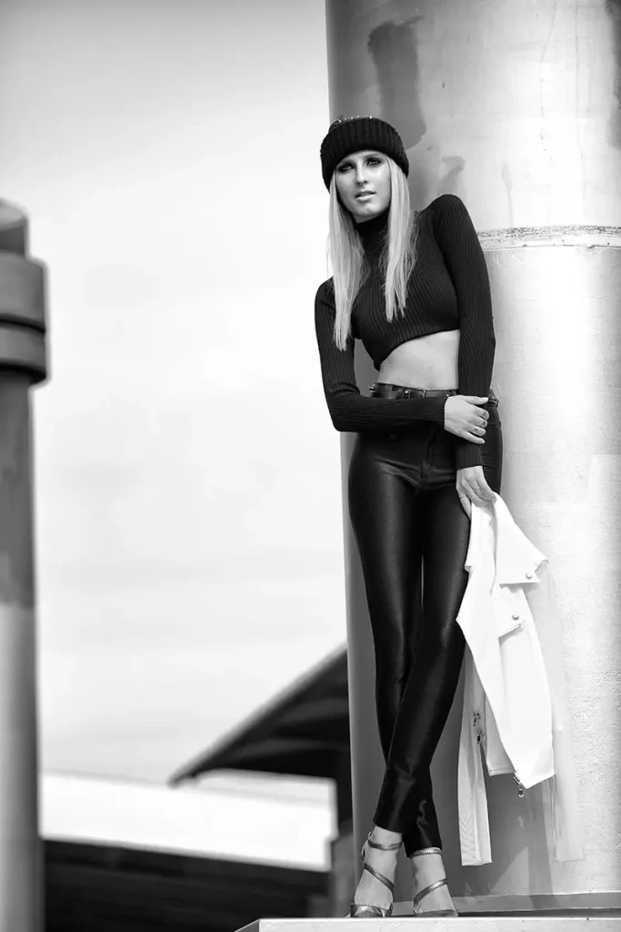 Fotografia profesional modelo femenina rubia mallas gorro negro chimenea fabrica