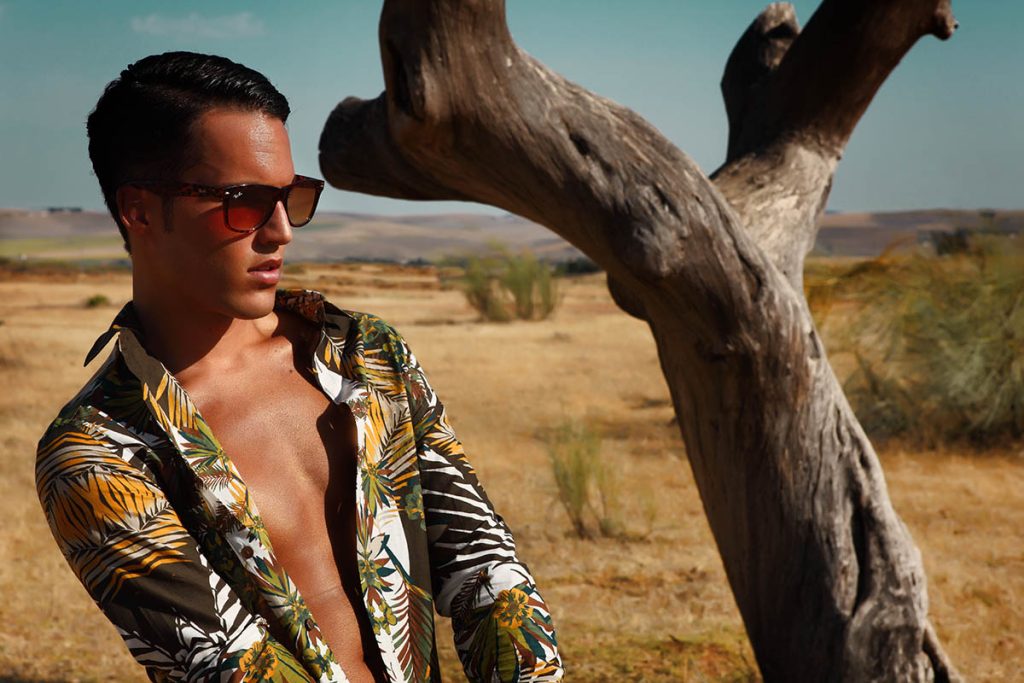 fotografia profesional modelo masculino perfil camiseta hawaiana fondo sabana