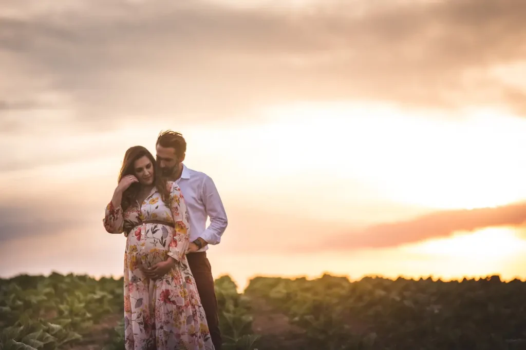 fotografia profesional premama pareja masculina fondo paisaje atardecer