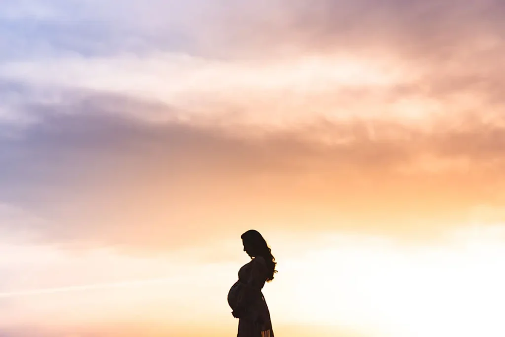 fotografia profesional premama perfil fondo cielo amanecer