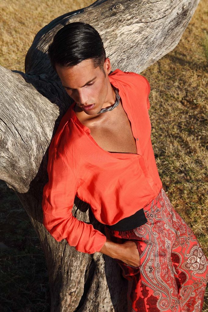 modelo masculino ropa camisa naranja fondo madera tierra arida