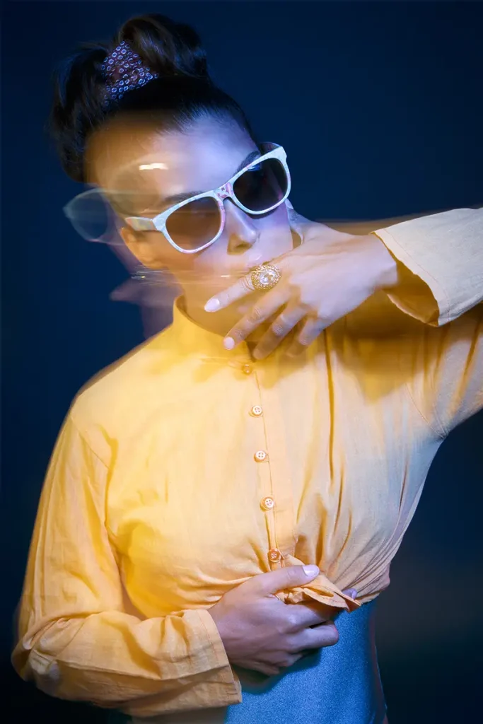 modelo profesional gafas sol camisa amarilla movimiento