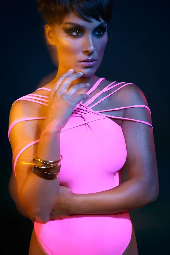 modelo profesional morena vestido rosa moderno movimiento cabeza