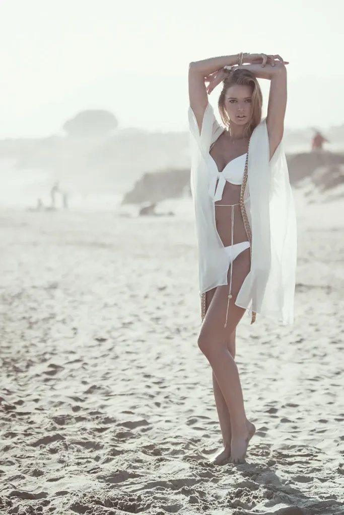 modelo rubia bikini blanco playa degrada brazos alto