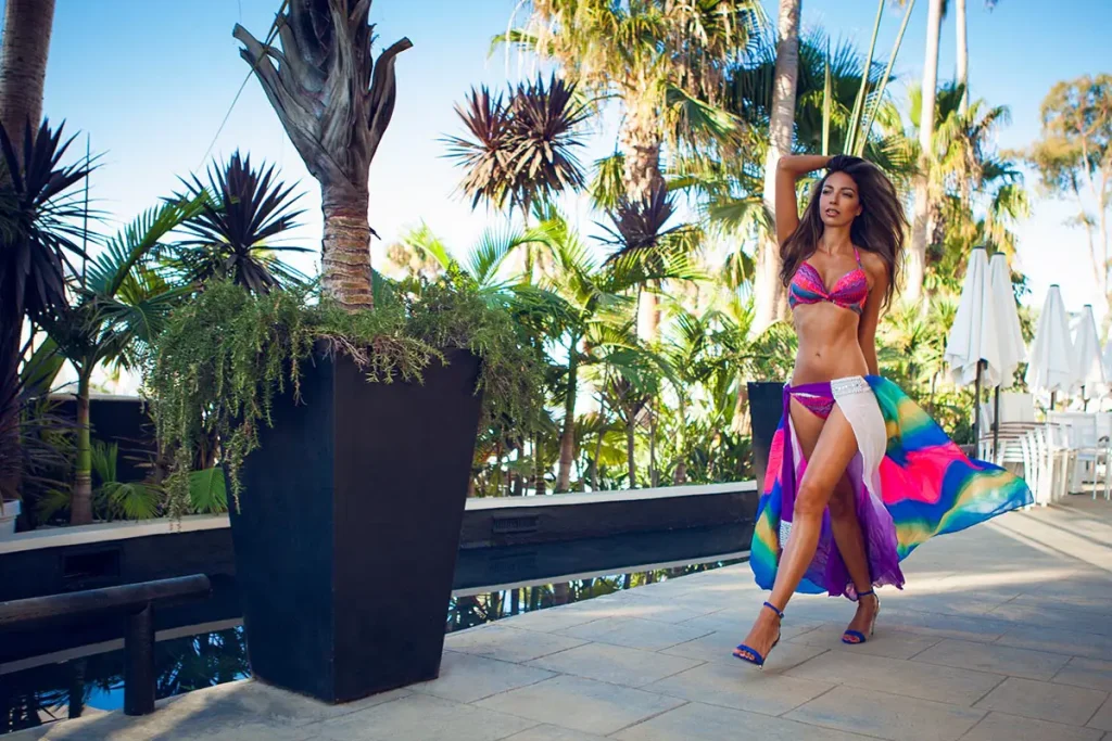 mujer modelo paseando palmeras bikini colores